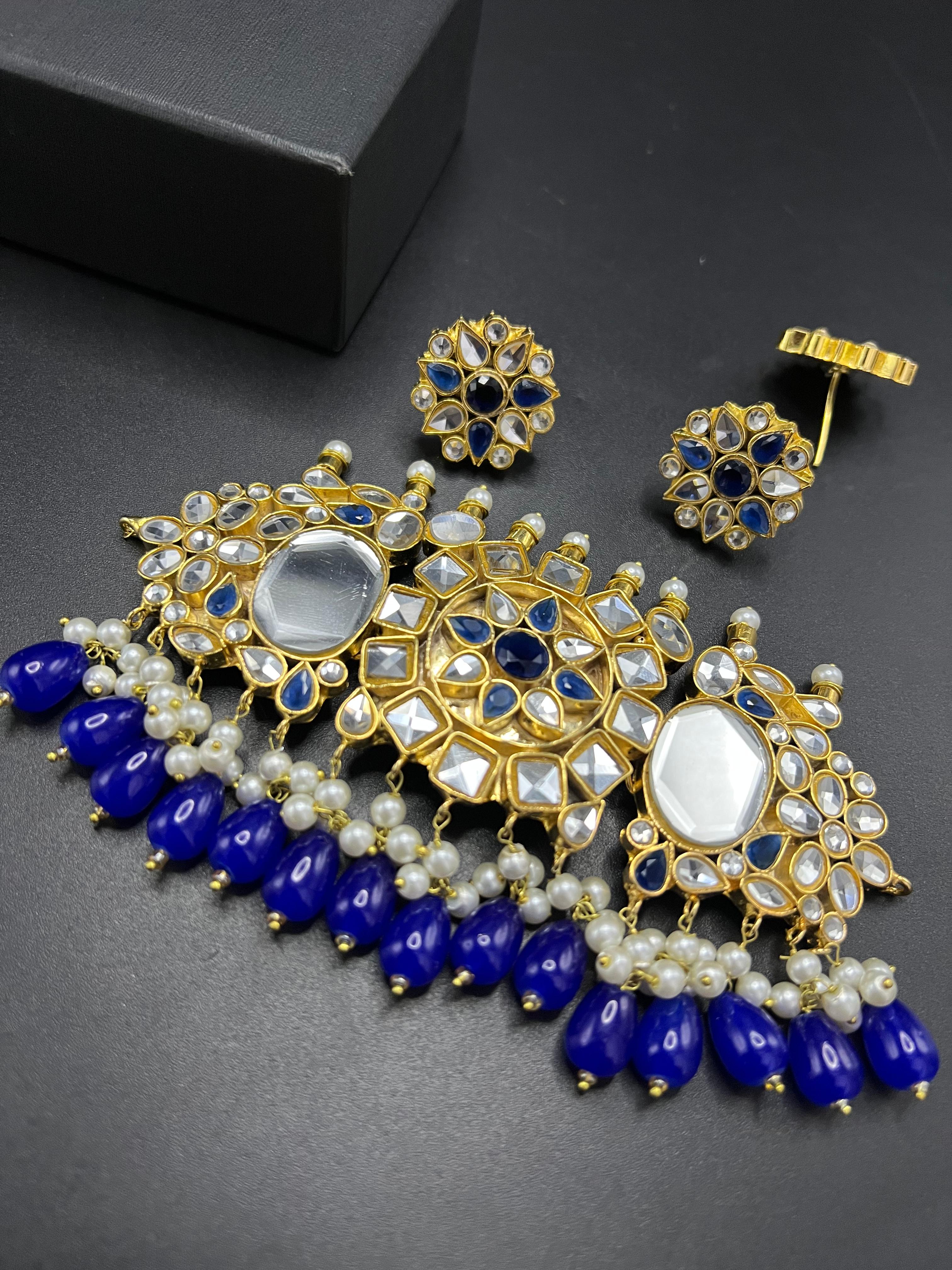 Exquisite Sheeshphool Style Kundan Choker with Droplet Accents and Stud Earrings