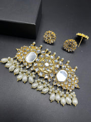 Exquisite Sheeshphool Style Kundan Choker with Droplet Accents and Stud Earrings