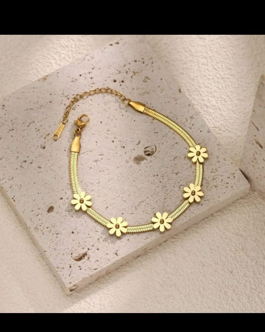 Minimalist Gold Floral Herringbone Bracelet – Delicate Daisy Charm Flat Snake Chain