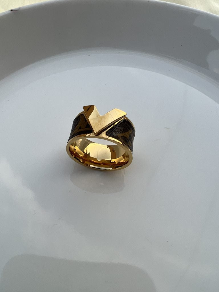 Louis Vuitton Ring Golden Black