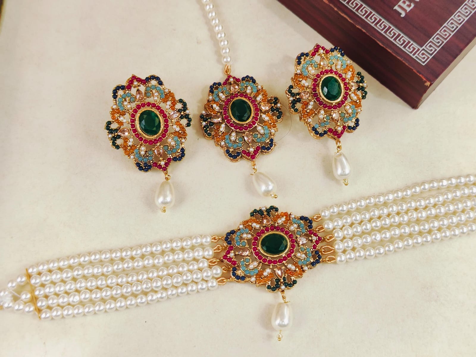 Exquisite 4-Piece Kundan & Multi-Color Meenakari Pearl Choker Set – Includes Maang Tikka & Earrings