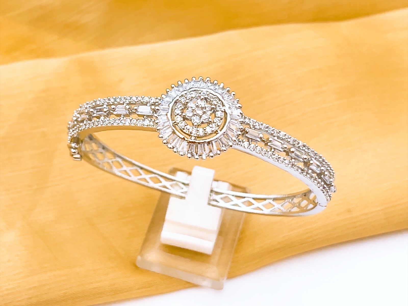 One Caret Fine Quality Handcuff