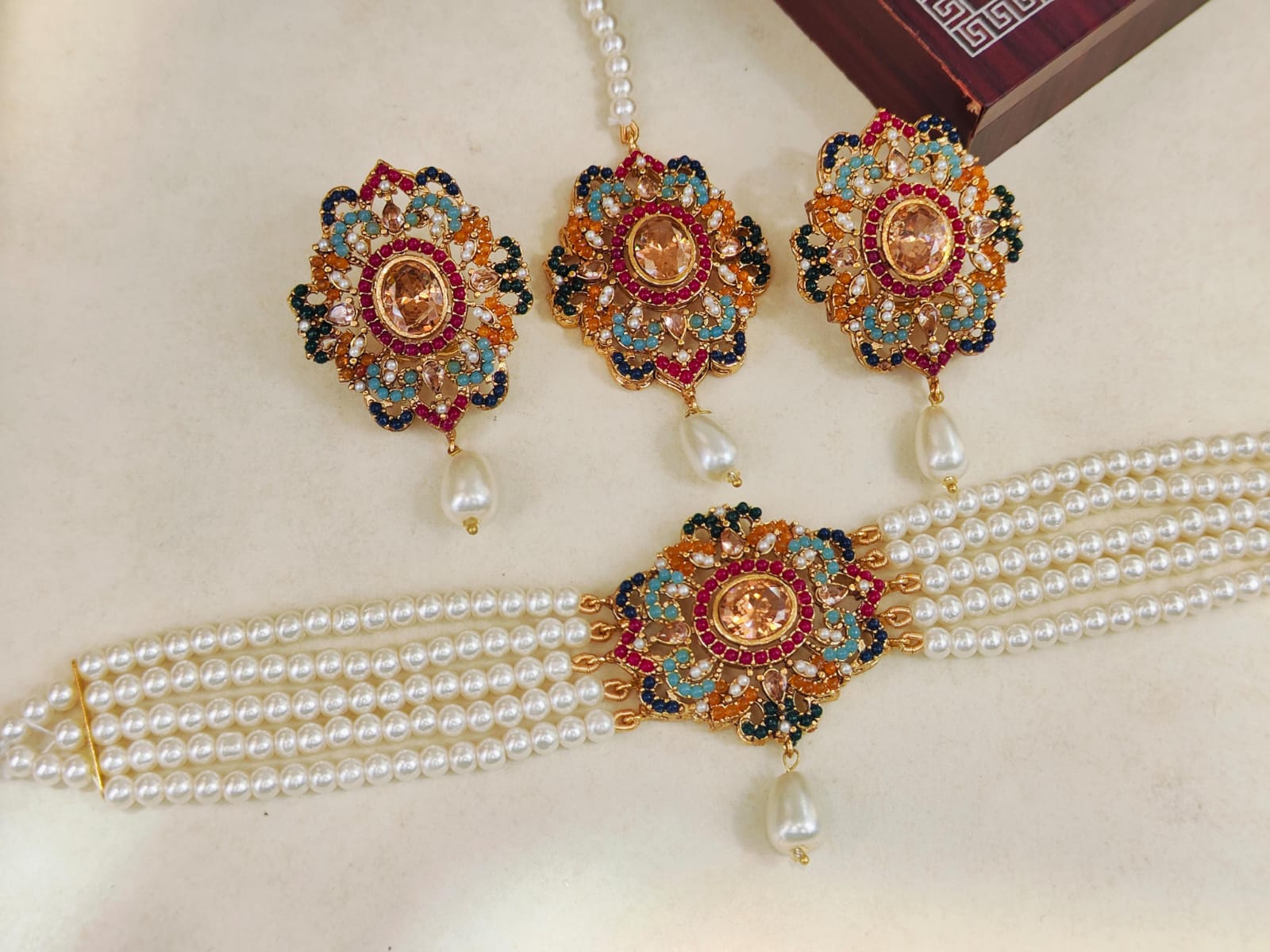 Exquisite 4-Piece Kundan & Multi-Color Meenakari Pearl Choker Set – Includes Maang Tikka & Earrings