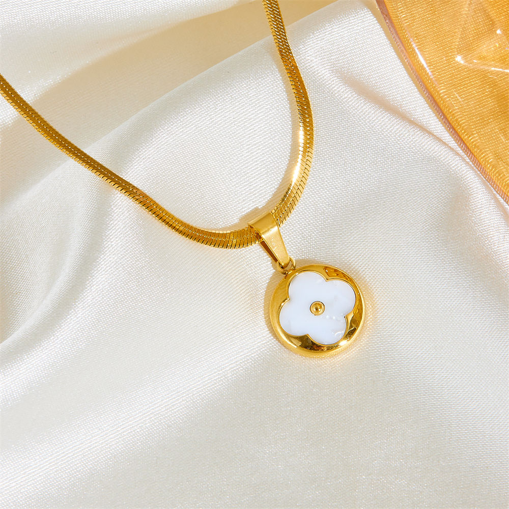 Elegant Four-Leaf Clover Herringbone Necklace