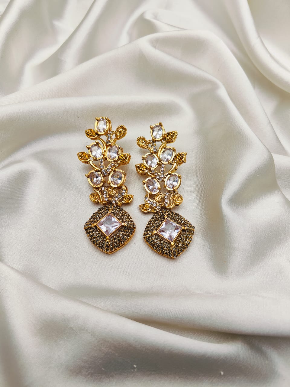 Fine Quality Stones Earrings