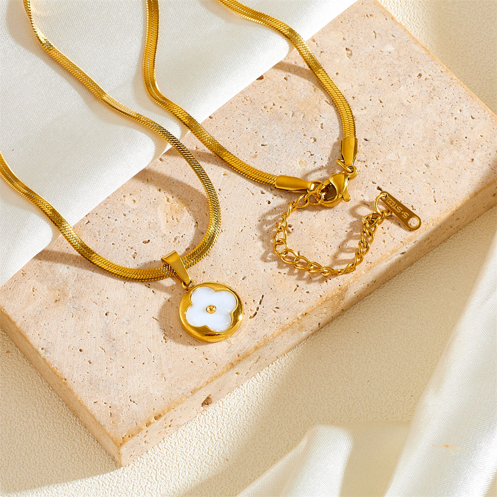 Elegant Four-Leaf Clover Herringbone Necklace